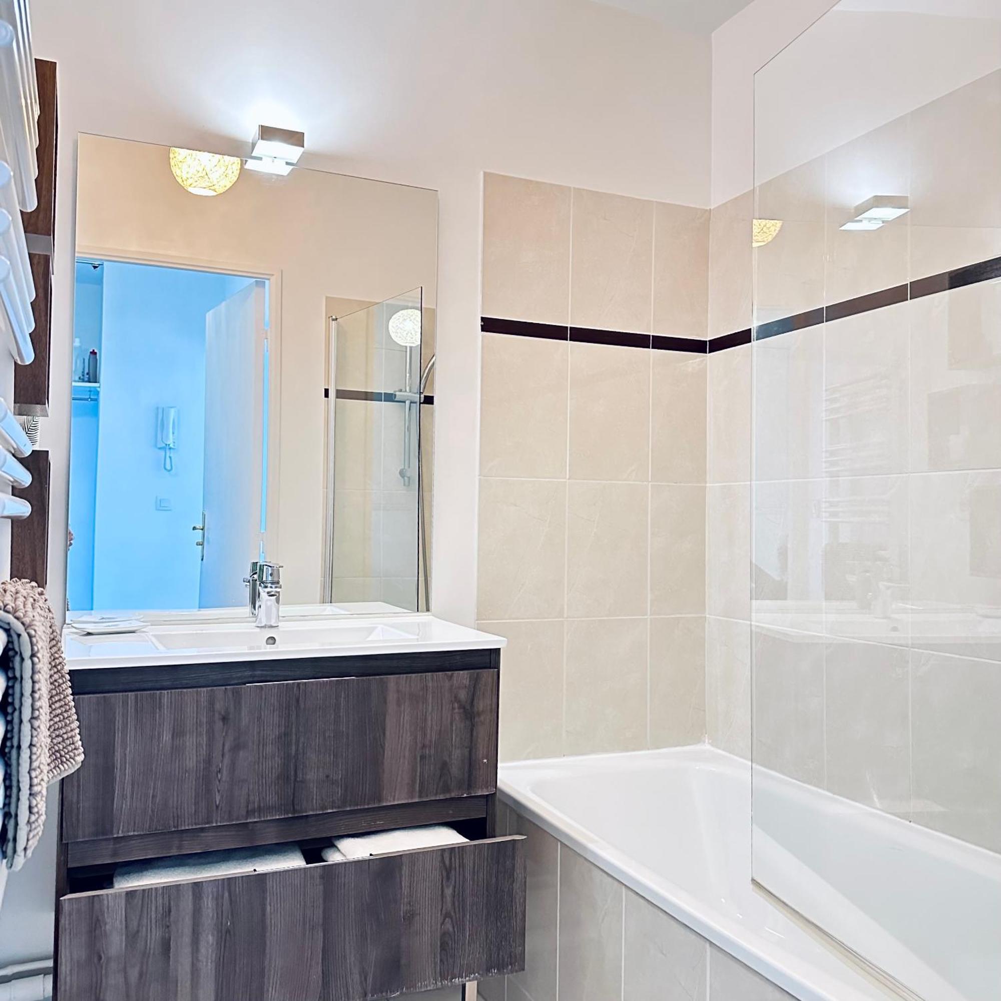 Beautiful Apartment * Parking* Disneyland 10 Min مونتِفرا المظهر الخارجي الصورة